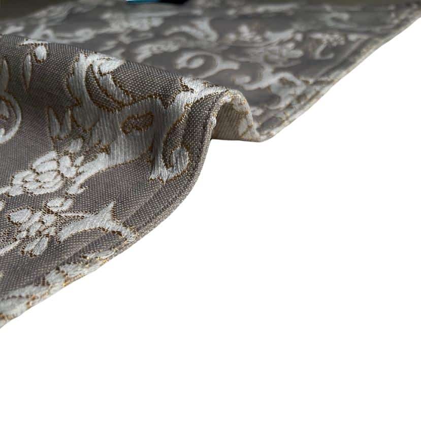 A closer look to the combination of fawn and ivory color silk mats with a tassle