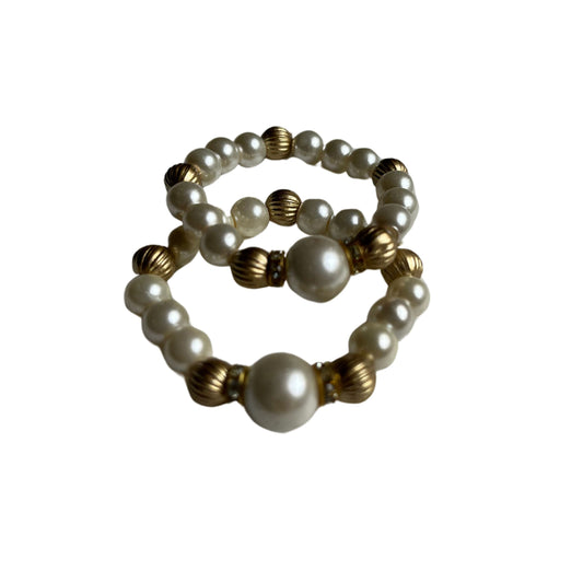 A mixure of pearls in off white and gold color